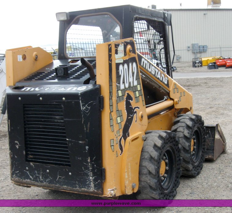 image for item 6635 2001 Mustang 2042 skid steer