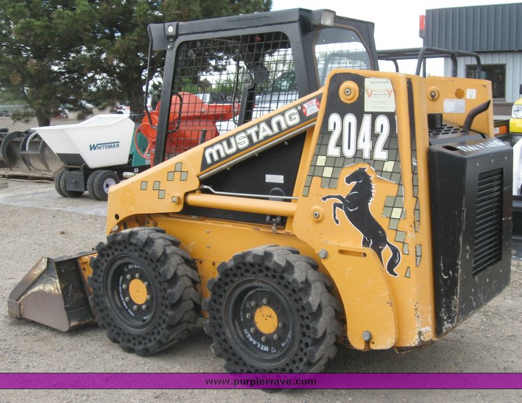 image for item 6635 2001 Mustang 2042 skid steer