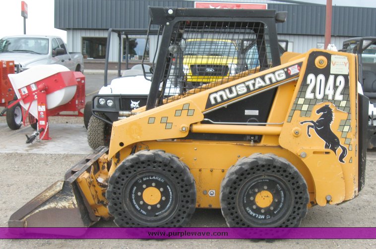 image for item 6635 2001 Mustang 2042 skid steer