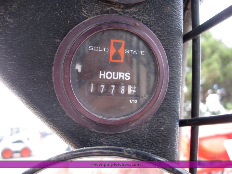 image for item 6635 2001 Mustang 2042 skid steer