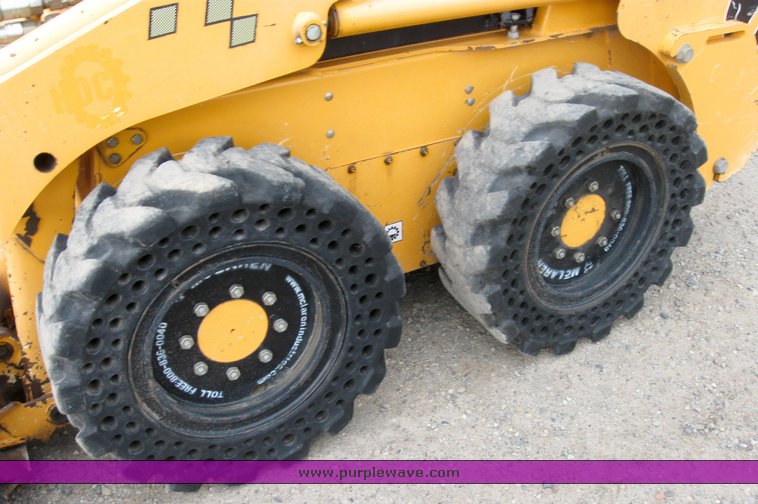 image for item 6635 2001 Mustang 2042 skid steer