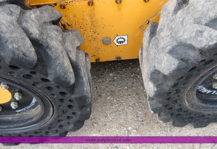 image for item 6635 2001 Mustang 2042 skid steer