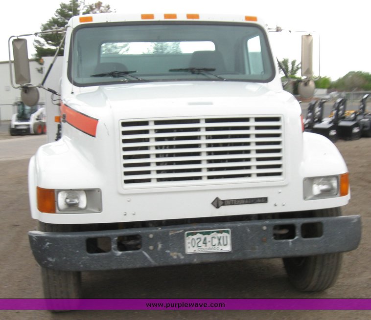 image for item 6637 2001 International 4700