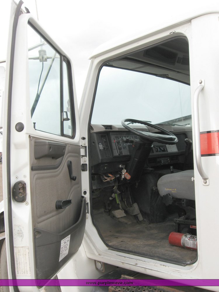 image for item 6637 2001 International 4700