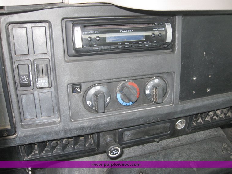 image for item 6637 2001 International 4700