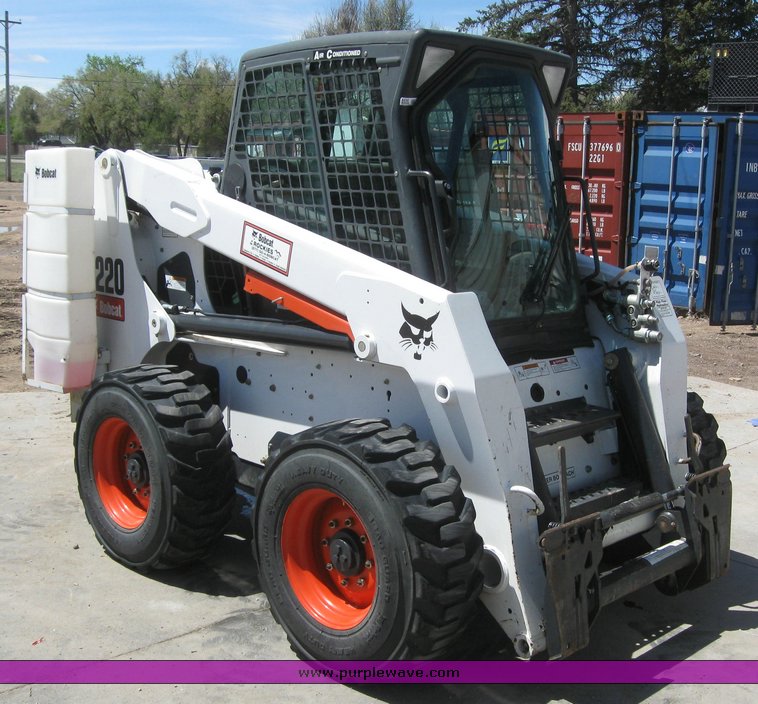 image for item 6698 2007 Bobcat S220 skid steer