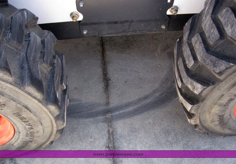 image for item 6698 2007 Bobcat S220 skid steer