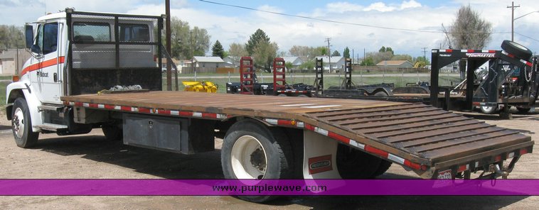 image for item 6706 2000 Freightliner FL70 flatbed truck