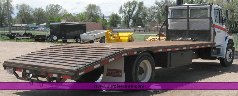 image for item 6706 2000 Freightliner FL70 flatbed truck