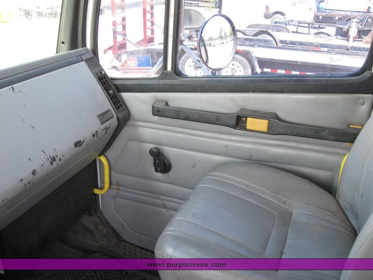 image for item 6706 2000 Freightliner FL70 flatbed truck