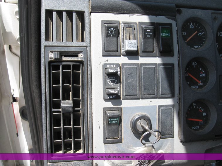 image for item 6706 2000 Freightliner FL70 flatbed truck