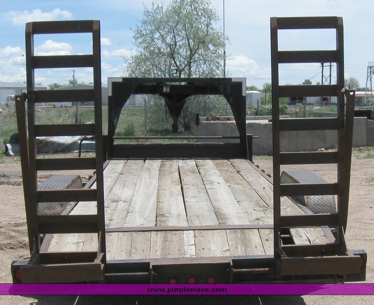 image for item 6707 2004 Superior 20' gooseneck flat bed trailer