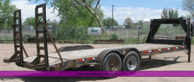 image for item 6707 2004 Superior 20' gooseneck flat bed trailer