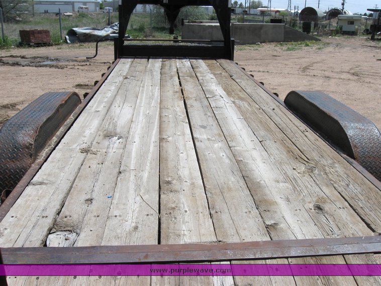 image for item 6707 2004 Superior 20' gooseneck flat bed trailer