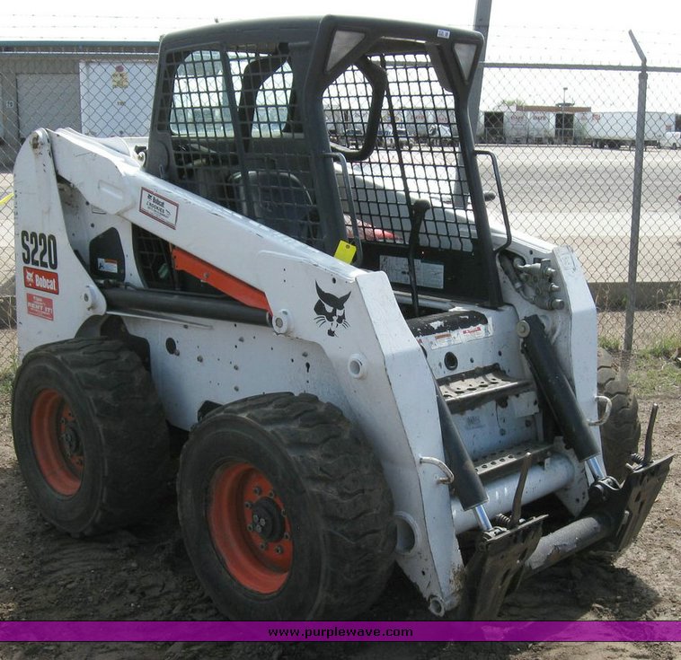 image for item 6734 2007 Bobcat S220 skid steer