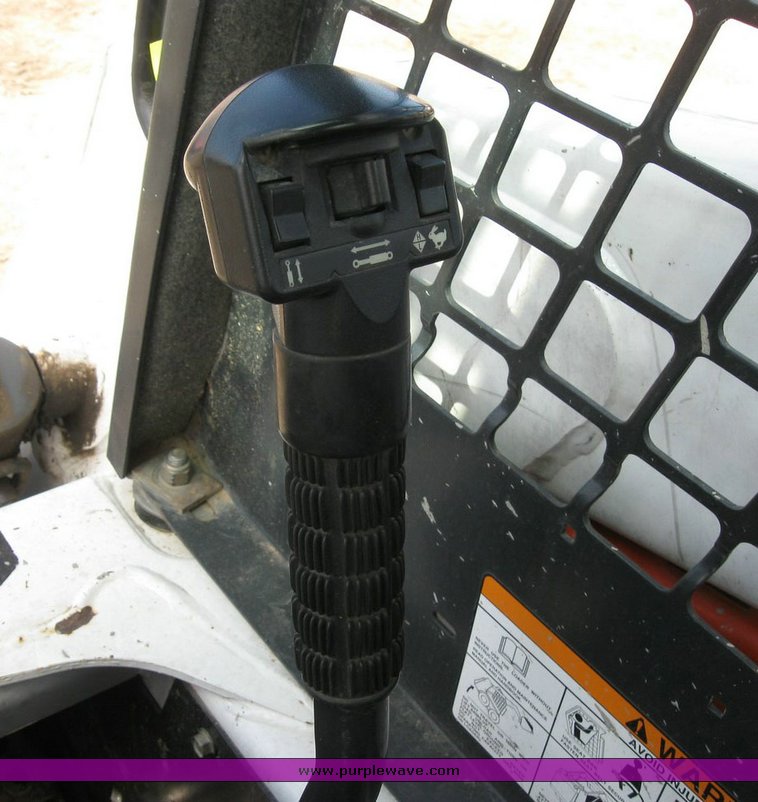 image for item 6734 2007 Bobcat S220 skid steer