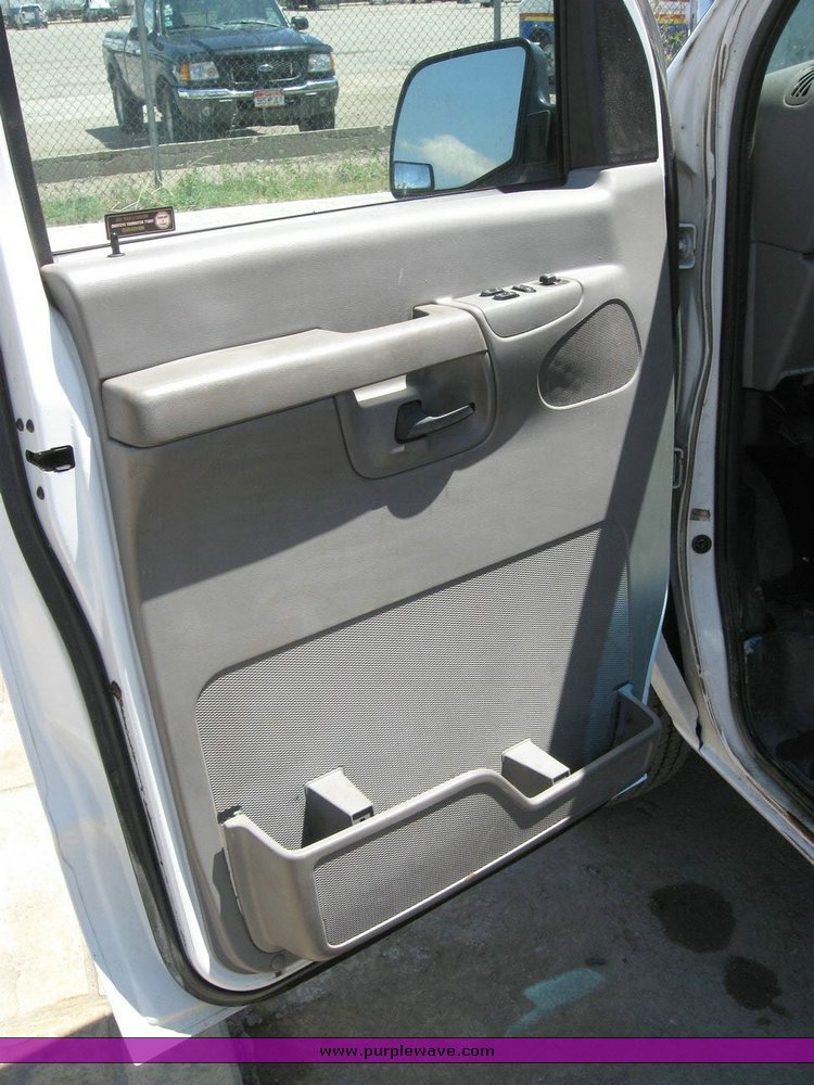 image for item 6748 2002 Ford Econoline E250