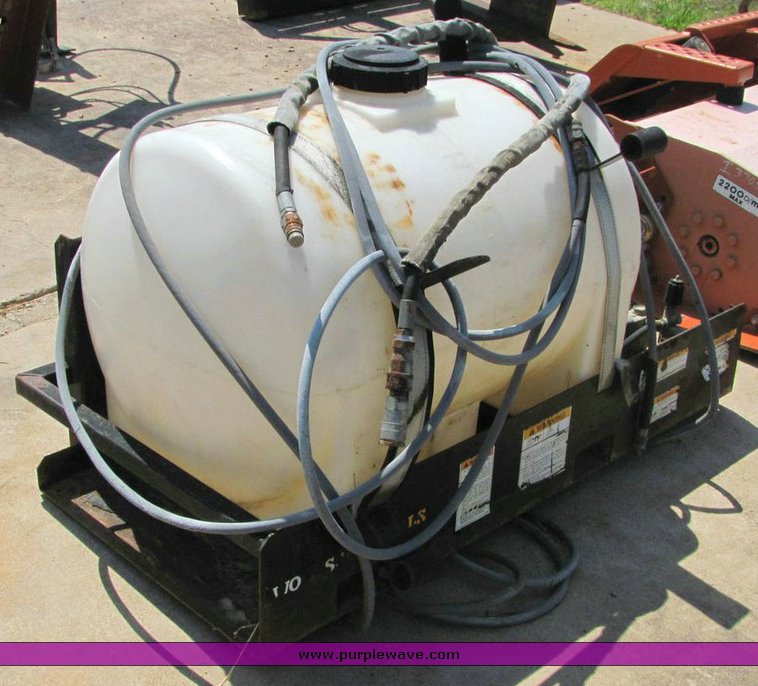 Hydraulic skid steer sprayer attachment in Fort Worth, TX Item 8030