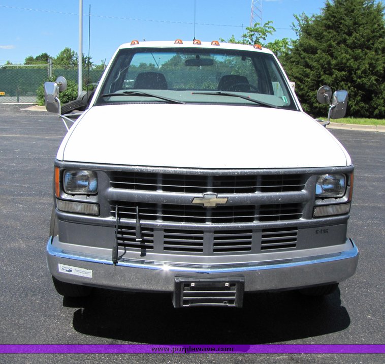 image for item 3192 2001 Chevrolet 3500-HD cab and chassis