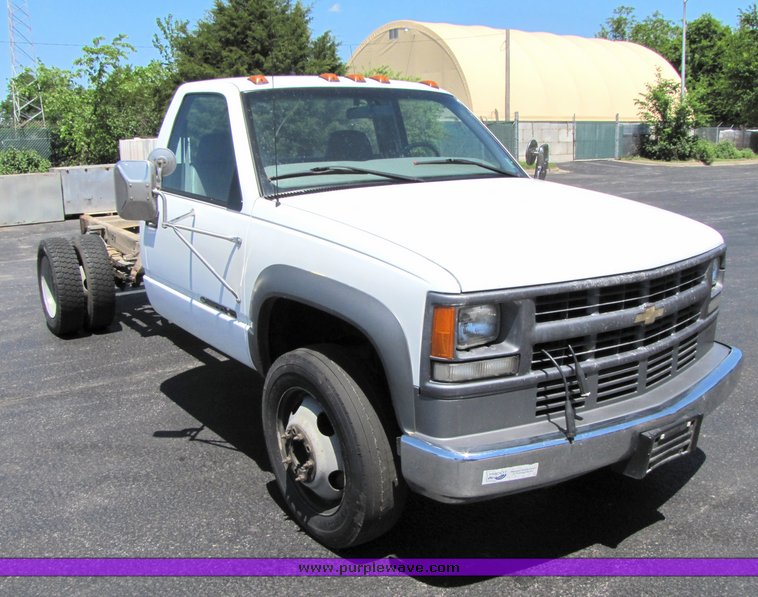 image for item 3192 2001 Chevrolet 3500-HD cab and chassis