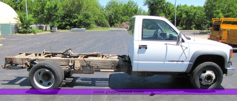image for item 3192 2001 Chevrolet 3500-HD cab and chassis