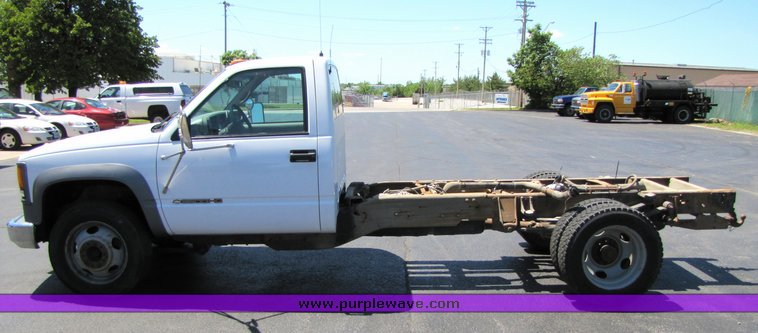 image for item 3192 2001 Chevrolet 3500-HD cab and chassis