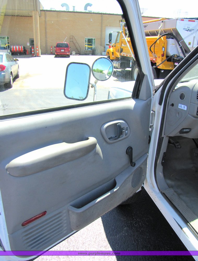 image for item 3192 2001 Chevrolet 3500-HD cab and chassis