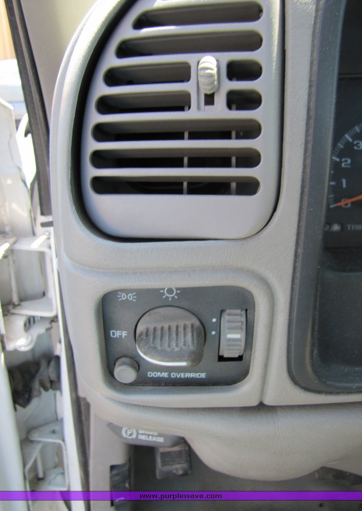 image for item 3192 2001 Chevrolet 3500-HD cab and chassis