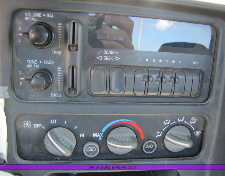 image for item 3192 2001 Chevrolet 3500-HD cab and chassis