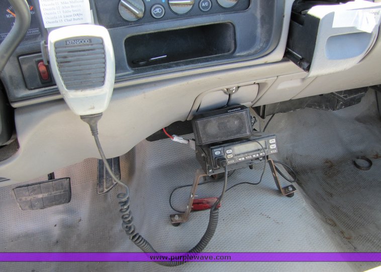 image for item 3192 2001 Chevrolet 3500-HD cab and chassis