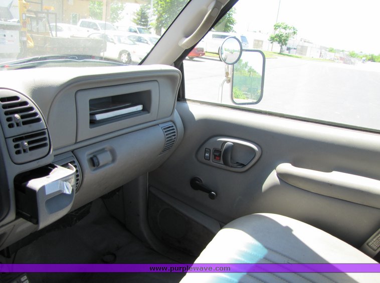 image for item 3192 2001 Chevrolet 3500-HD cab and chassis