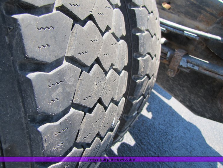 image for item 3192 2001 Chevrolet 3500-HD cab and chassis