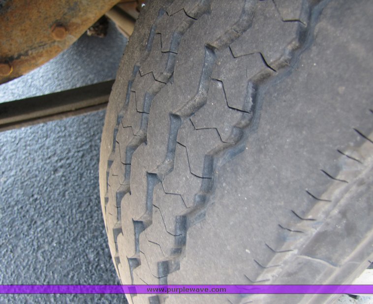 image for item 3192 2001 Chevrolet 3500-HD cab and chassis