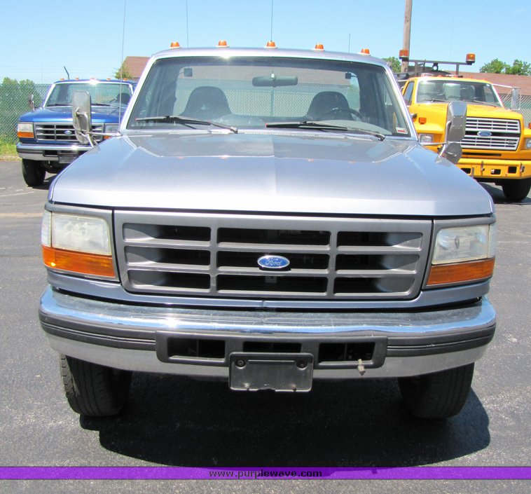 image for item 3193 1997 Ford Super Duty cab and chassis