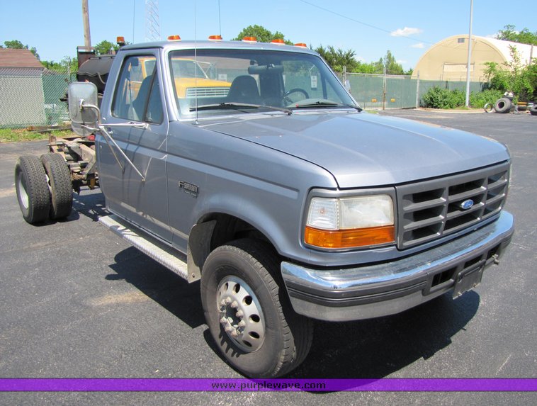 image for item 3193 1997 Ford Super Duty cab and chassis