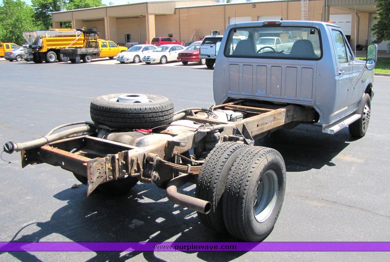 image for item 3193 1997 Ford Super Duty cab and chassis