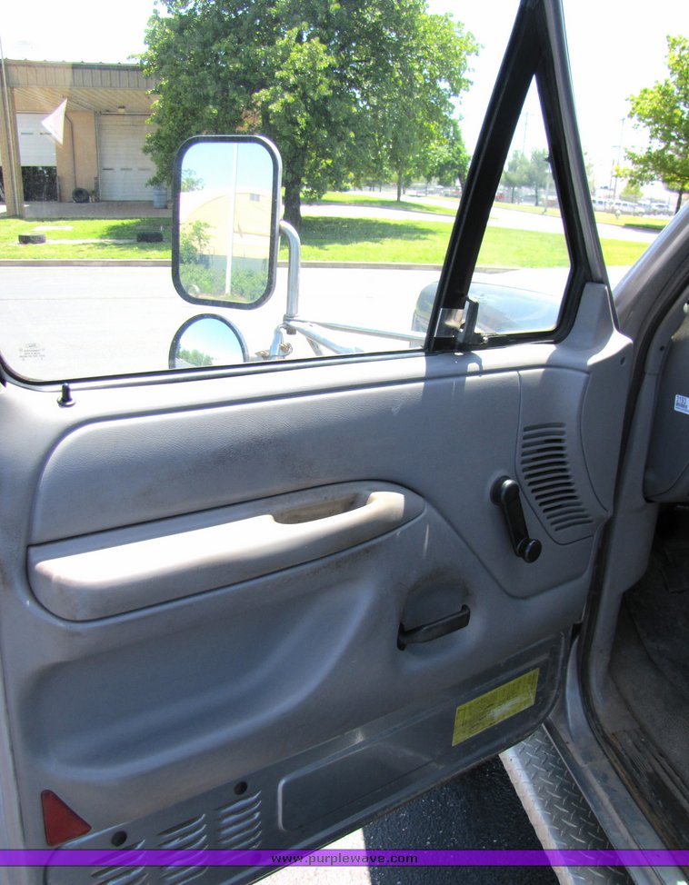 image for item 3193 1997 Ford Super Duty cab and chassis