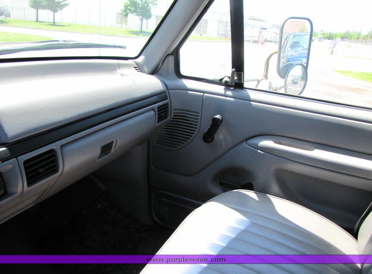 image for item 3193 1997 Ford Super Duty cab and chassis