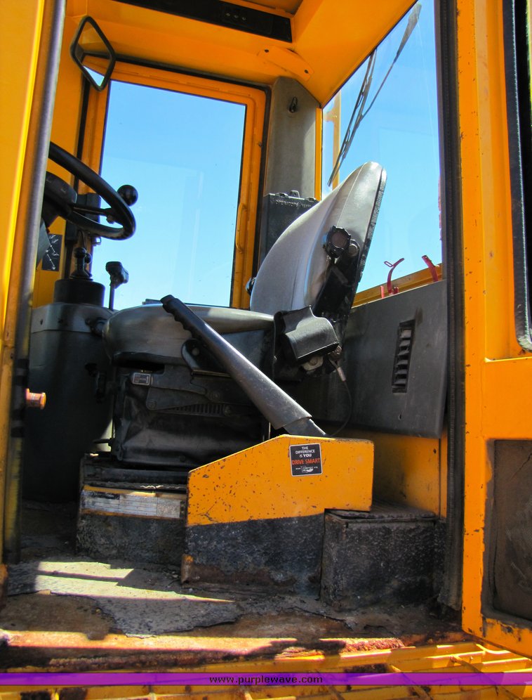 image for item 3198 Case 621B wheel loader