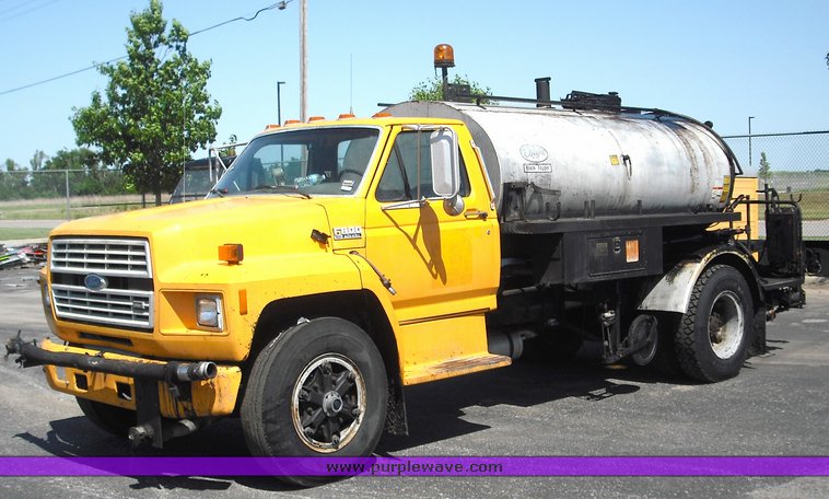 image for item 3480 1990 Ford F800 oil distributor truck