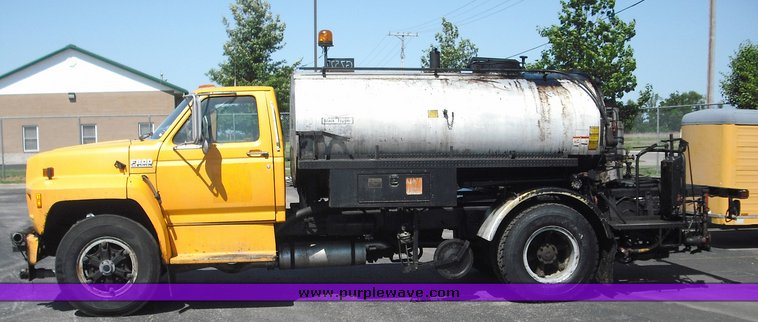image for item 3480 1990 Ford F800 oil distributor truck