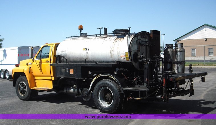 image for item 3480 1990 Ford F800 oil distributor truck