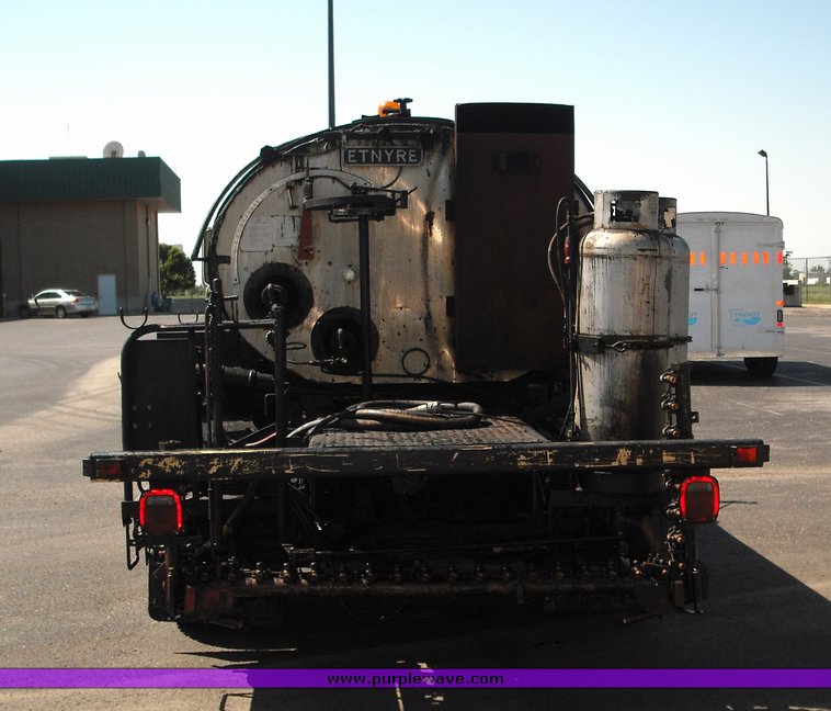 image for item 3480 1990 Ford F800 oil distributor truck