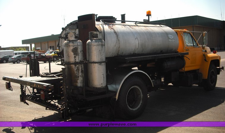image for item 3480 1990 Ford F800 oil distributor truck