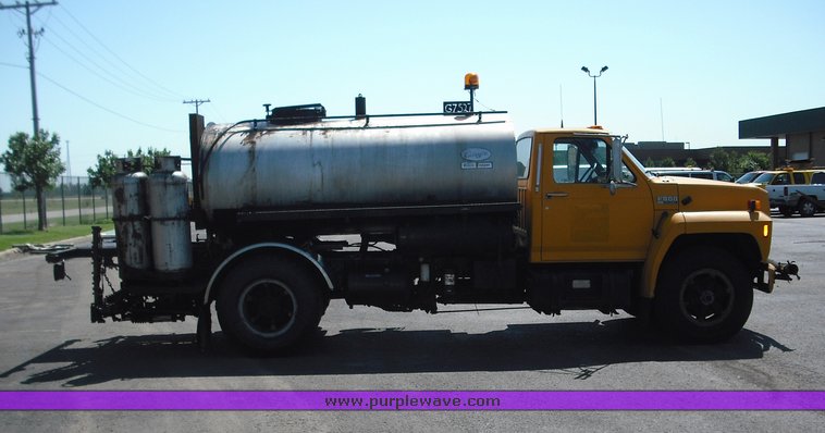 image for item 3480 1990 Ford F800 oil distributor truck