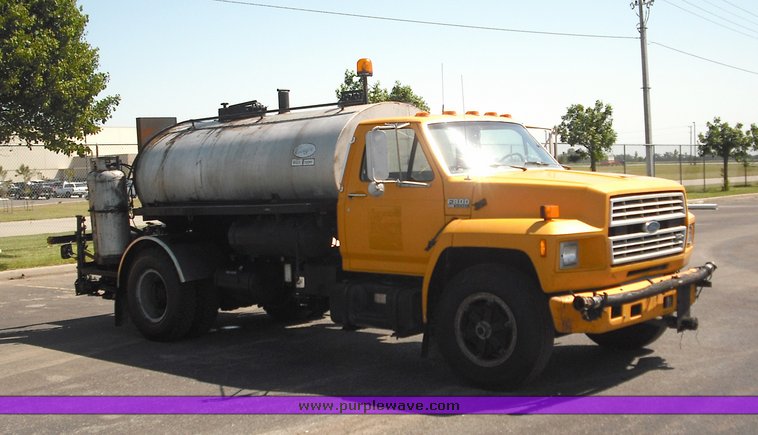 image for item 3480 1990 Ford F800 oil distributor truck
