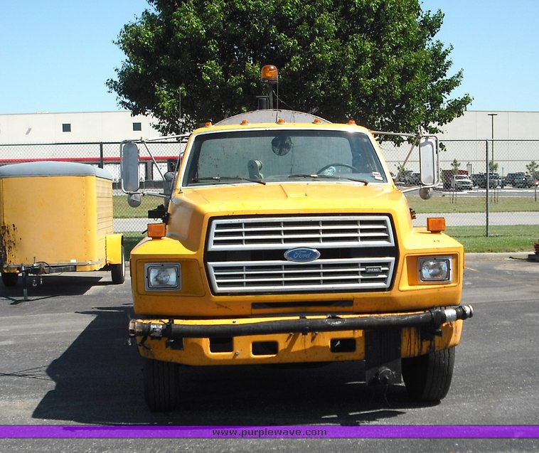 image for item 3480 1990 Ford F800 oil distributor truck
