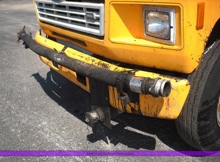 image for item 3480 1990 Ford F800 oil distributor truck