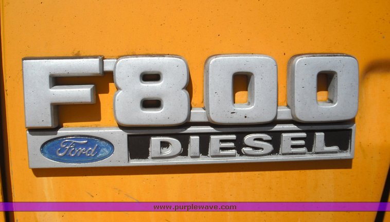 image for item 3480 1990 Ford F800 oil distributor truck