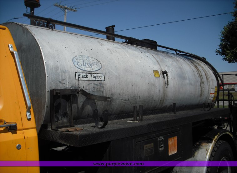 image for item 3480 1990 Ford F800 oil distributor truck